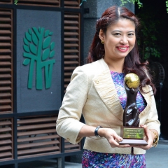 Khun-Nopparat-Aumpa-with-the-Victoty-Trophy